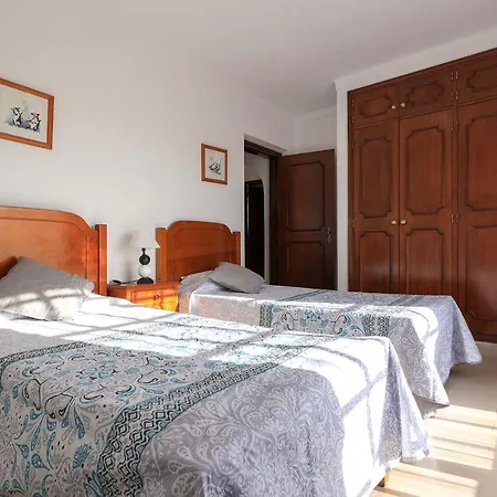 Plum Guide - Villa Branca * Vilamoura